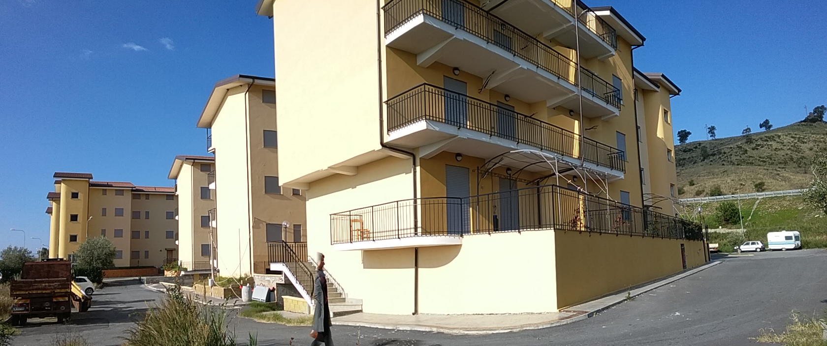 Alloggio facente parte di un complesso residenziale edificato in località Sperone Prato di Gizzeria. L'alloggio, si sviluppa su un unico livello a PT di un maggior fabbricato condominiale in c.a a più piani ft e si compone di una cucina soggiorno, due camere, bagno, balcone e corte esclusiva. Diritto di passaggio pedonale carrbile sulle aree esterne rimaste in proprietà alla società costruttrice CASE SUD con obbligo di partecipazione alle spese di manutenzione in forza delle quote millesimali allegate al regolamento di condominio esistente . ID. catastali Foglio 26, part 668, sub 25, categoria A3, classe 1 , vani 3,5 - Rendita catastale 117,49 . Sup. mq (arr.) 64
