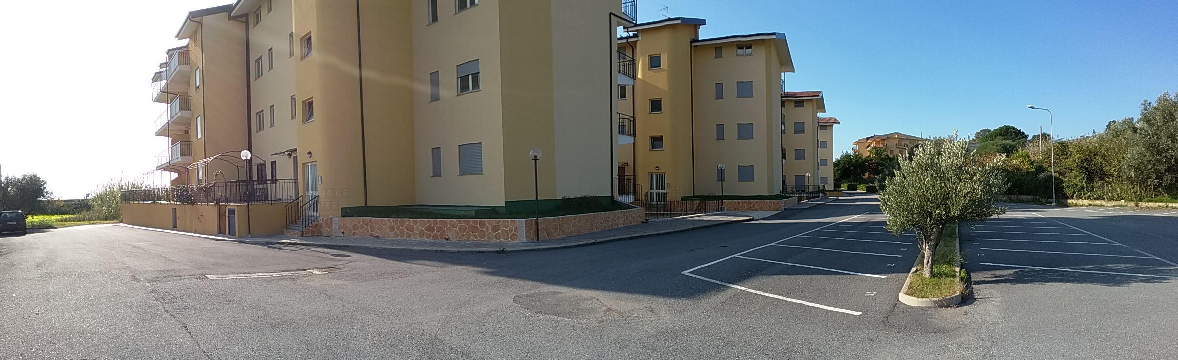 Alloggio facente parte di un complesso residenziale edificato in località Sperone Prato di Gizzeria. L'alloggio, si sviluppa su un unico livello a PT di un maggior fabbricato condominiale in c.a a più piani ft e si compone di una cucina soggiorno, due camere, bagno, balcone e corte esclusiva. Diritto di passaggio pedonale carrbile sulle aree esterne rimaste in proprietà alla società costruttrice CASE SUD con obbligo di partecipazione alle spese di manutenzione in forza delle quote millesimali allegate al regolamento di condominio esistente . ID. catastali Foglio 26, part 668, sub 25, categoria A3, classe 1 , vani 3,5 - Rendita catastale 117,49 . Sup. mq (arr.) 64