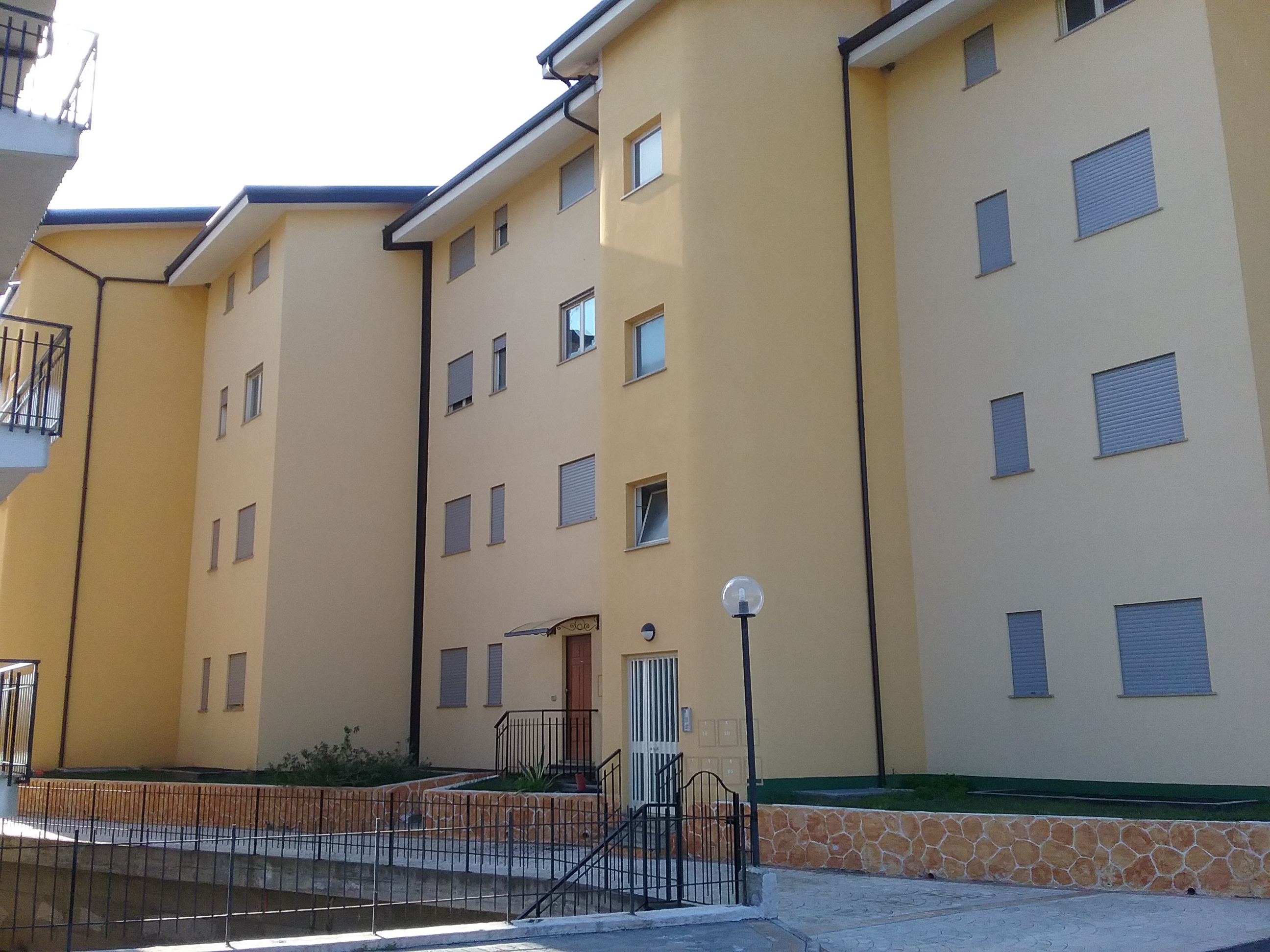 Alloggio facente parte di un complesso residenziale edificato in località Sperone Prato di Gizzeria. L'alloggio, si sviluppa su un unico livello a PT di un maggior fabbricato condominiale in c.a a più piani ft e si compone di una cucina soggiorno, due camere, bagno, balcone e corte esclusiva. Diritto di passaggio pedonale carrbile sulle aree esterne rimaste in proprietà alla società costruttrice CASE SUD con obbligo di partecipazione alle spese di manutenzione in forza delle quote millesimali allegate al regolamento di condominio esistente . ID. catastali Foglio 26, part 668, sub 25, categoria A3, classe 1 , vani 3,5 - Rendita catastale 117,49 . Sup. mq (arr.) 64