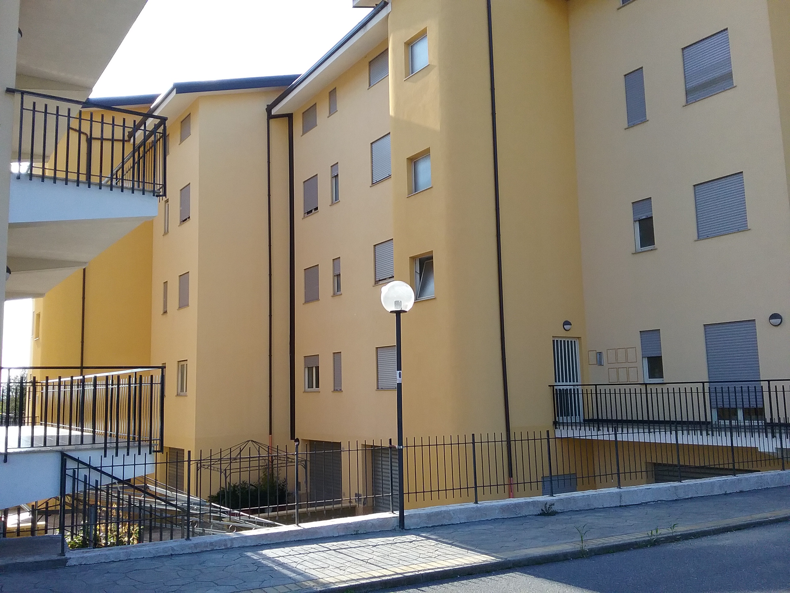 Alloggio facente parte di un complesso residenziale edificato in località Sperone Prato di Gizzeria. L'alloggio, si sviluppa su un unico livello a PT di un maggior fabbricato condominiale in c.a a più piani ft e si compone di una cucina soggiorno, due camere, bagno, balcone e corte esclusiva. Diritto di passaggio pedonale carrbile sulle aree esterne rimaste in proprietà alla società costruttrice CASE SUD con obbligo di partecipazione alle spese di manutenzione in forza delle quote millesimali allegate al regolamento di condominio esistente . ID. catastali Foglio 26, part 668, sub 25, categoria A3, classe 1 , vani 3,5 - Rendita catastale 117,49 . Sup. mq (arr.) 64