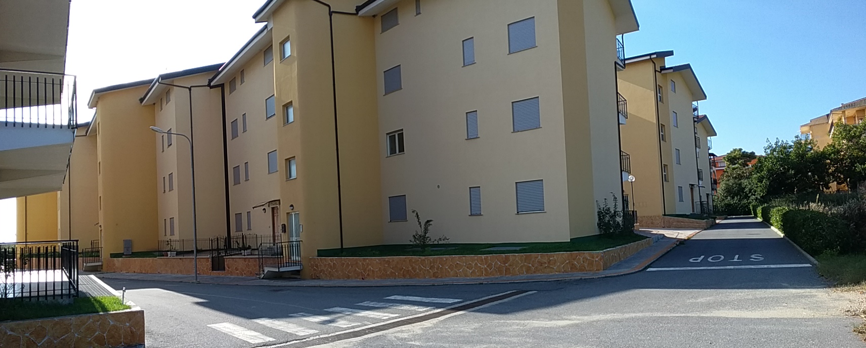 Alloggio facente parte di un complesso residenziale edificato in località Sperone Prato di Gizzeria. L'alloggio, si sviluppa su un unico livello a PT di un maggior fabbricato condominiale in c.a a più piani ft e si compone di una cucina soggiorno, due camere, bagno, balcone e corte esclusiva. Diritto di passaggio pedonale carrbile sulle aree esterne rimaste in proprietà alla società costruttrice CASE SUD con obbligo di partecipazione alle spese di manutenzione in forza delle quote millesimali allegate al regolamento di condominio esistente . ID. catastali Foglio 26, part 668, sub 25, categoria A3, classe 1 , vani 3,5 - Rendita catastale 117,49 . Sup. mq (arr.) 64