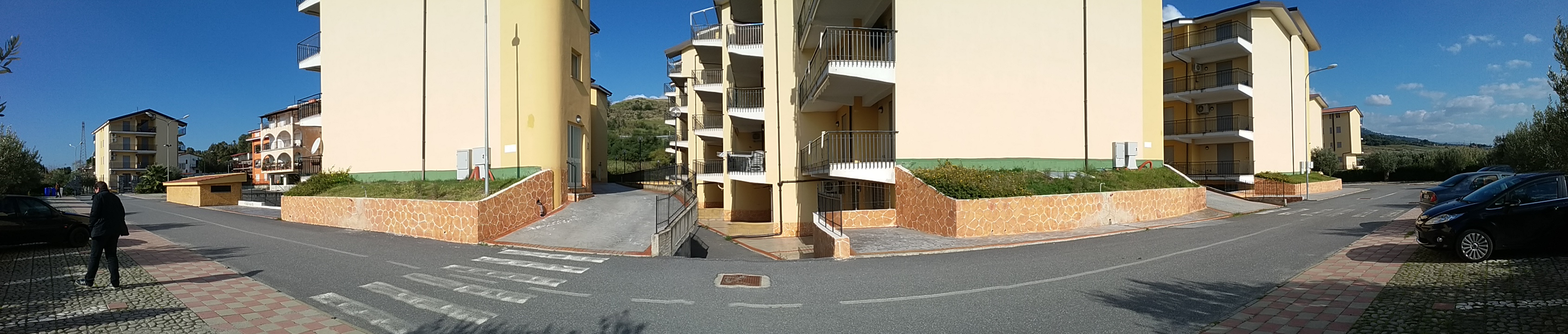 Alloggio facente parte di un complesso residenziale edificato in località Sperone Prato di Gizzeria. L'alloggio, si sviluppa su un unico livello a PT di un maggior fabbricato condominiale in c.a a più piani ft e si compone di una cucina soggiorno, due camere, bagno, balcone e corte esclusiva. Diritto di passaggio pedonale carrbile sulle aree esterne rimaste in proprietà alla società costruttrice CASE SUD con obbligo di partecipazione alle spese di manutenzione in forza delle quote millesimali allegate al regolamento di condominio esistente . ID. catastali Foglio 26, part 668, sub 25, categoria A3, classe 1 , vani 3,5 - Rendita catastale 117,49 . Sup. mq (arr.) 64