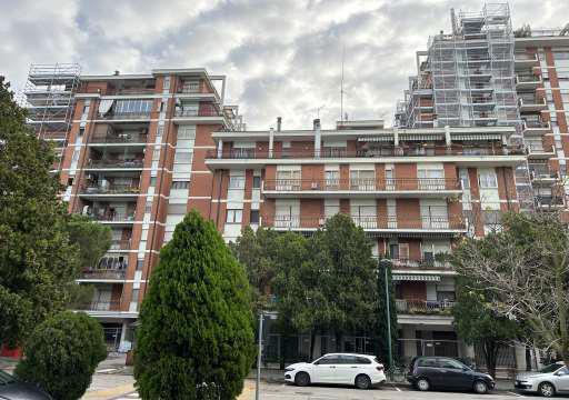 Appartamento al dodicesimo piano - attico, costituito da: ingresso, soggiorno, cucina, disimpegno, camera, bagno, ripostiglio e due terrazze., L'altezza interna utile risulta pari a 2,80 m. Presenta le seguenti finiture: pavimento in marmo in ingresso e soggiorno, ceramica in cucina e bagno e parquet nella camera e nel disimpegno; le pareti sono intonacate e tinteggiate, in bagno e cucina rivestite in piastrelle di ceramica; i serramenti interni sono in legno tamburato, gli infissi esterni in legno con vetro singolo. Posto auto scoperto piano Terra. Id. Catastali [N.C.E.U.] Unità Residenziale cat. A/3 foglio 1 part. 1194 sub 90 , Unità Secondaria cat. C/6 foglio 1 part. 1194 sub 342. Sup mq catastali 79 , mq catastali 11. Libero, Piena Proprietà.