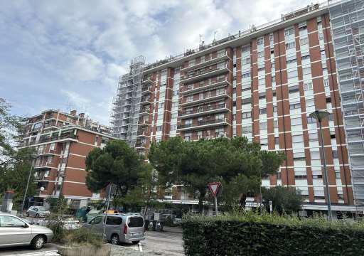 Appartamento al dodicesimo piano - attico, costituito da: ingresso, soggiorno, cucina, disimpegno, camera, bagno, ripostiglio e due terrazze., L'altezza interna utile risulta pari a 2,80 m. Presenta le seguenti finiture: pavimento in marmo in ingresso e soggiorno, ceramica in cucina e bagno e parquet nella camera e nel disimpegno; le pareti sono intonacate e tinteggiate, in bagno e cucina rivestite in piastrelle di ceramica; i serramenti interni sono in legno tamburato, gli infissi esterni in legno con vetro singolo. Posto auto scoperto piano Terra. Id. Catastali [N.C.E.U.] Unità Residenziale cat. A/3 foglio 1 part. 1194 sub 90 , Unità Secondaria cat. C/6 foglio 1 part. 1194 sub 342. Sup mq catastali 79 , mq catastali 11. Libero, Piena Proprietà.
