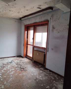 Appartamento al dodicesimo piano - attico, costituito da: ingresso, soggiorno, cucina, disimpegno, camera, bagno, ripostiglio e due terrazze., L'altezza interna utile risulta pari a 2,80 m. Presenta le seguenti finiture: pavimento in marmo in ingresso e soggiorno, ceramica in cucina e bagno e parquet nella camera e nel disimpegno; le pareti sono intonacate e tinteggiate, in bagno e cucina rivestite in piastrelle di ceramica; i serramenti interni sono in legno tamburato, gli infissi esterni in legno con vetro singolo. Posto auto scoperto piano Terra. Id. Catastali [N.C.E.U.] Unità Residenziale cat. A/3 foglio 1 part. 1194 sub 90 , Unità Secondaria cat. C/6 foglio 1 part. 1194 sub 342. Sup mq catastali 79 , mq catastali 11. Libero, Piena Proprietà.