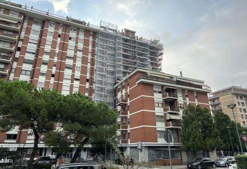 Appartamento al sesto piano, costituito da: ingresso, soggiorno, cucina, corridoio, due camere, bagno, ripostiglio e due terrazze. L'altezza interna utile risulta pari a 2,80 m. , Presenta le seguenti finiture: pavimento in marmo in ingresso e soggiorno, ceramica in cucina e bagno e parquet nelle camere e in corridoio; le pareti sono intonacate e rivestite con carta da parati, in bagno e cucina rivestite in piastrelle di ceramica; i serramenti interni sono in legno tamburato, gli infissi esterni in legno con vetro singolo. Posto auto coperto piano Terra in autorimessa collettiva. Id. Catastali [N.C.E.U.] Unità Residenziale cat. A/3 foglio 1 part. 1194 sub 194 , Unità Secondaria cat. C/6 foglio 1 part. 1194 sub 264. Sup mq catastali 104 , mq catastali 6. Libero, Piena Proprietà.