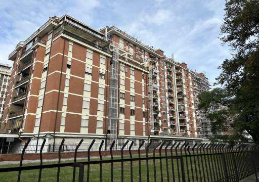 Appartamento al sesto piano, costituito da: ingresso, soggiorno, cucina, corridoio, due camere, bagno, ripostiglio e due terrazze. L'altezza interna utile risulta pari a 2,80 m. , Presenta le seguenti finiture: pavimento in marmo in ingresso e soggiorno, ceramica in cucina e bagno e parquet nelle camere e in corridoio; le pareti sono intonacate e rivestite con carta da parati, in bagno e cucina rivestite in piastrelle di ceramica; i serramenti interni sono in legno tamburato, gli infissi esterni in legno con vetro singolo. Posto auto coperto piano Terra in autorimessa collettiva. Id. Catastali [N.C.E.U.] Unità Residenziale cat. A/3 foglio 1 part. 1194 sub 194 , Unità Secondaria cat. C/6 foglio 1 part. 1194 sub 264. Sup mq catastali 104 , mq catastali 6. Libero, Piena Proprietà.