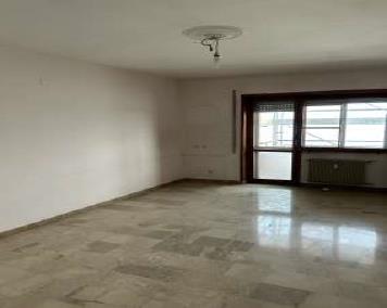 Appartamento al sesto piano, costituito da: ingresso, soggiorno, cucina, corridoio, due camere, bagno, ripostiglio e due terrazze. L'altezza interna utile risulta pari a 2,80 m. , Presenta le seguenti finiture: pavimento in marmo in ingresso e soggiorno, ceramica in cucina e bagno e parquet nelle camere e in corridoio; le pareti sono intonacate e rivestite con carta da parati, in bagno e cucina rivestite in piastrelle di ceramica; i serramenti interni sono in legno tamburato, gli infissi esterni in legno con vetro singolo. Posto auto coperto piano Terra in autorimessa collettiva. Id. Catastali [N.C.E.U.] Unità Residenziale cat. A/3 foglio 1 part. 1194 sub 194 , Unità Secondaria cat. C/6 foglio 1 part. 1194 sub 264. Sup mq catastali 104 , mq catastali 6. Libero, Piena Proprietà.