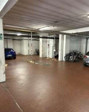 Appartamento al sesto piano, costituito da: ingresso, soggiorno, cucina, corridoio, due camere, bagno, ripostiglio e due terrazze. L'altezza interna utile risulta pari a 2,80 m. , Presenta le seguenti finiture: pavimento in marmo in ingresso e soggiorno, ceramica in cucina e bagno e parquet nelle camere e in corridoio; le pareti sono intonacate e rivestite con carta da parati, in bagno e cucina rivestite in piastrelle di ceramica; i serramenti interni sono in legno tamburato, gli infissi esterni in legno con vetro singolo. Posto auto coperto piano Terra in autorimessa collettiva. Id. Catastali [N.C.E.U.] Unità Residenziale cat. A/3 foglio 1 part. 1194 sub 194 , Unità Secondaria cat. C/6 foglio 1 part. 1194 sub 264. Sup mq catastali 104 , mq catastali 6. Libero, Piena Proprietà.