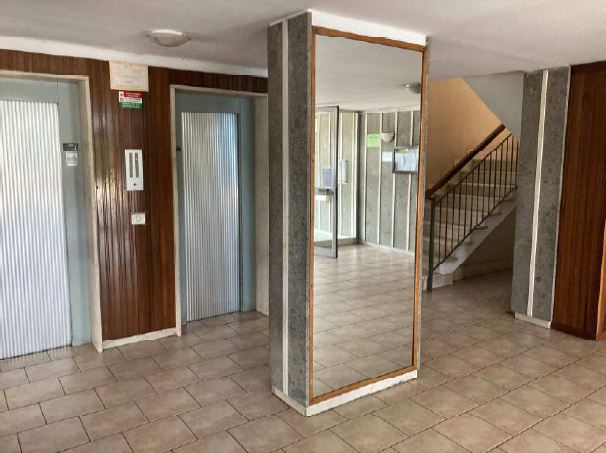 Appartamento al settimo piano, costituito da: ingresso, soggiorno, cucina, corridoio, due camere, bagno, ripostiglio e terrazza. L'altezza interna utile risulta pari a 2,80 m. . -. Id. Catastali [N.C.E.U.] Unità Residenziale cat. A/3 foglio 1 part. 1195 sub 20. Sup mq catastali 100. Libero, Piena Proprietà.