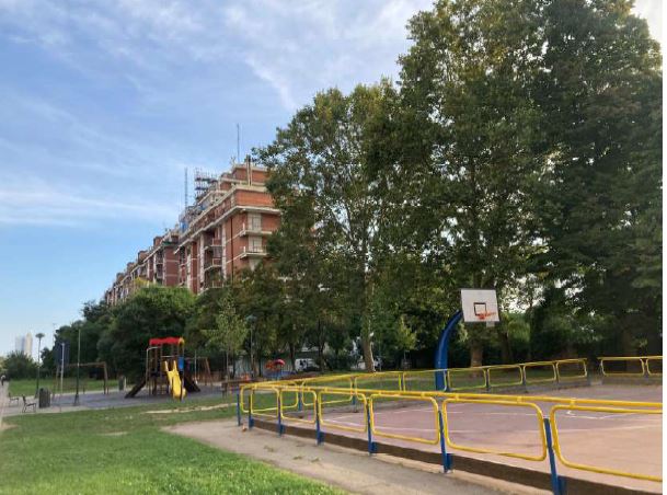 Appartamento al secondo piano, costituito da: ingresso, soggiorno, cucina, corridoio, due camere, bagno, ripostiglio e terrazza. L'altezza interna utile risulta pari a 2,80 m. . Posto auto scoperto esterno piano terra scala W int. 73. Id. Catastali [N.C.E.U.]  Unità Residenziale cat. A/3 foglio 1 part. 1195 sub 26 , Unità Secondaria cat. C/6 foglio 1 part. 1195 sub 292. Sup mq catastali 97 , mq catastali 12. Libero, Piena Proprietà.