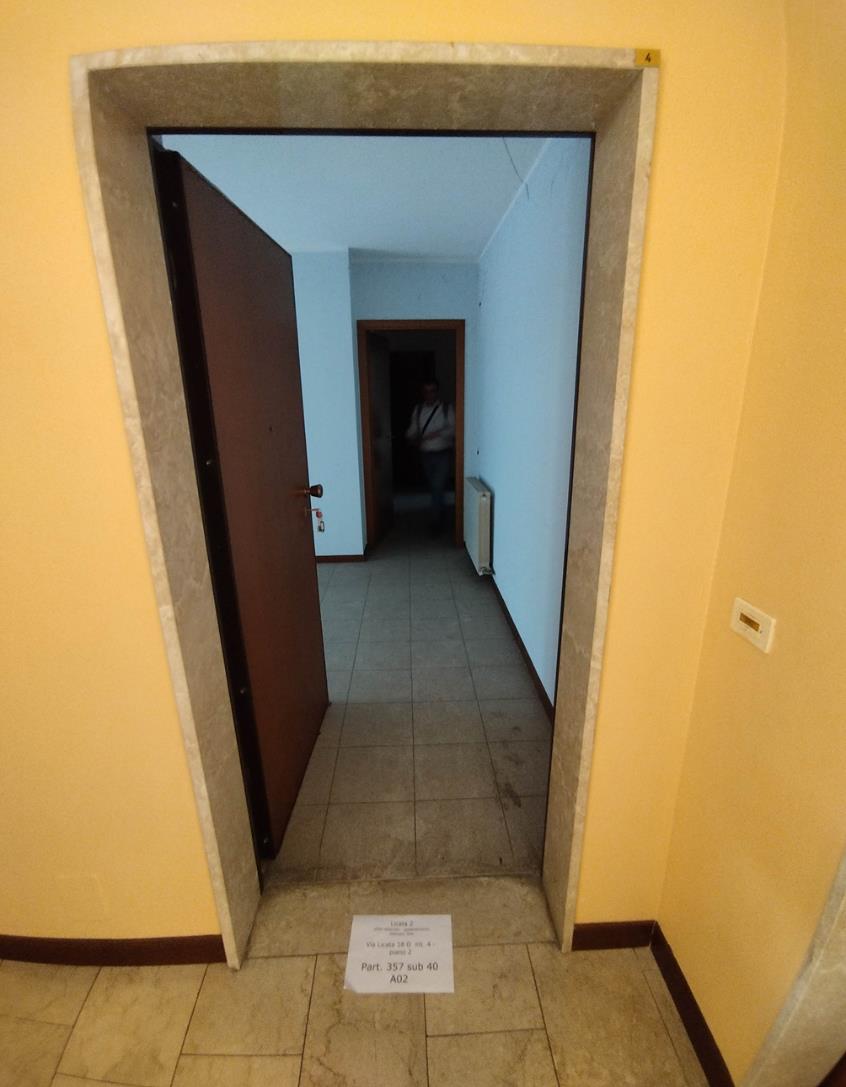 Appartamento al piano secondo composto da ingresso-disimpegno, sala, cucina, 2 camere, 2 bagni, 2 balconi con cantina pertinenziale al piano interrato. Box auto piano S1 via Licata 18 in autorimessa interrata condominiale. Id. Catastali [N.C.E.U.] Unità Residenziale cat. A/2 foglio 202 part. 357 sub 40 , Unità Secondaria cat. C/6 foglio 202 part. 357 sub 74. Sup mq catastali 87 , mq catastali 17. Libero, Piena Proprietà.