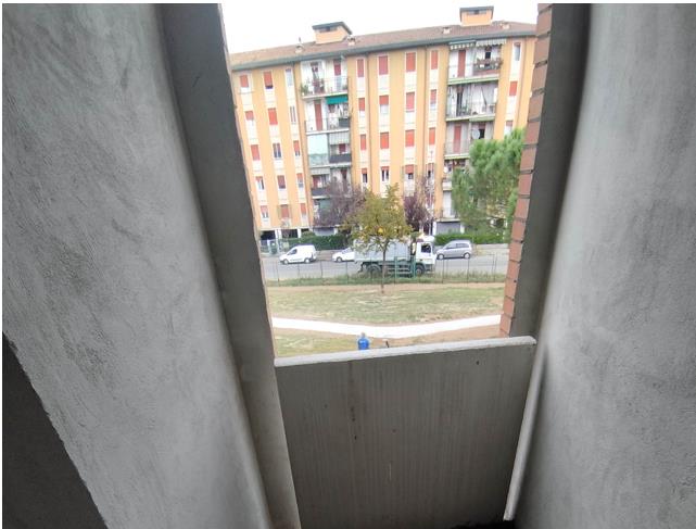 Appartamento al piano secondo composto da ingresso-disimpegno, sala, cucina, 2 camere, 2 bagni, 2 balconi con cantina pertinenziale al piano interrato. Box auto piano S1 via Licata 18 in autorimessa interrata condominiale. Id. Catastali [N.C.E.U.] Unità Residenziale cat. A/2 foglio 202 part. 357 sub 40 , Unità Secondaria cat. C/6 foglio 202 part. 357 sub 74. Sup mq catastali 87 , mq catastali 17. Libero, Piena Proprietà.