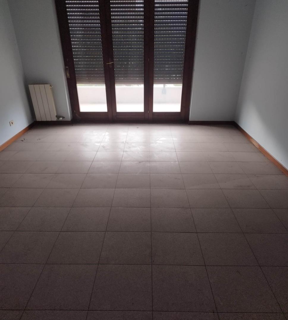 Appartamento al piano secondo composto da ingresso-disimpegno, sala, cucina, 2 camere, 2 bagni, 2 balconi con cantina pertinenziale al piano interrato. Box auto piano S1 via Licata 18 in autorimessa interrata condominiale. Id. Catastali [N.C.E.U.] Unità Residenziale cat. A/2 foglio 202 part. 357 sub 40 , Unità Secondaria cat. C/6 foglio 202 part. 357 sub 74. Sup mq catastali 87 , mq catastali 17. Libero, Piena Proprietà.