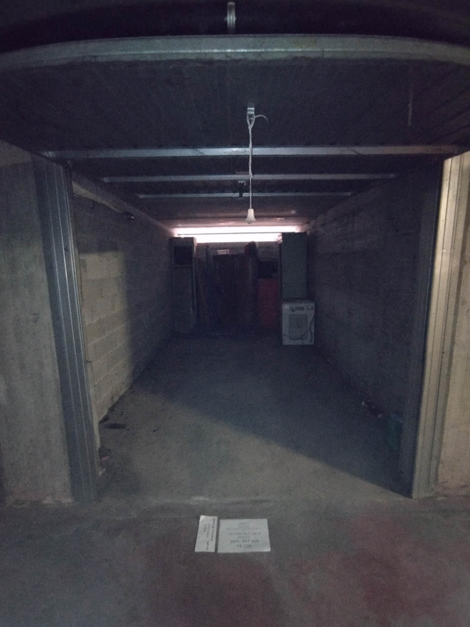 Appartamento al piano secondo composto da ingresso-disimpegno, sala, cucina, 2 camere, 2 bagni, 2 balconi con cantina pertinenziale al piano interrato. Box auto piano S1 via Licata 18 in autorimessa interrata condominiale. Id. Catastali [N.C.E.U.] Unità Residenziale cat. A/2 foglio 202 part. 357 sub 40 , Unità Secondaria cat. C/6 foglio 202 part. 357 sub 74. Sup mq catastali 87 , mq catastali 17. Libero, Piena Proprietà.