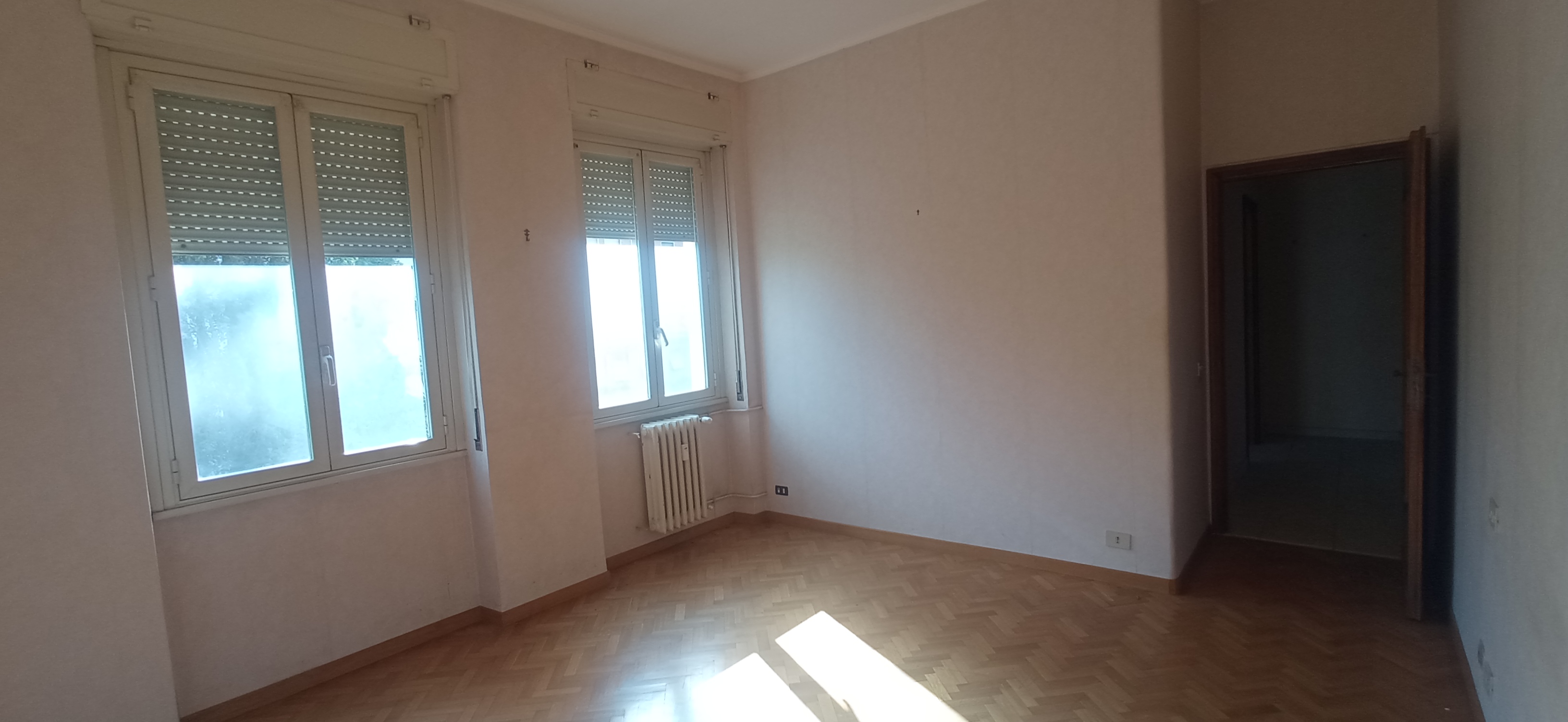 u.i. composta da 5,5 vani catastali, di altezza pari a 3,15mt, articolata in ingresso, soggiorno, cucina, due camere e un bagno, stato manutentivo normale, orientamento prevalente sudest - sudovest. Identificativi catastali [N.C.E.U.] Foglio 194 particella 154 sub 506, categoria catastale A3 cl. 2. Sup. mq (arr) consistenza ragguagliata113 mq. Stato libero; proprietà 100%