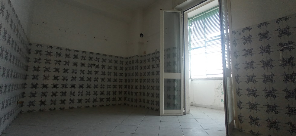 u.i. composta da 5,5 vani catastali, di altezza pari a 3,15mt, articolata in ingresso, soggiorno, cucina, due camere e un bagno, stato manutentivo normale, orientamento prevalente sudest - sudovest. Identificativi catastali [N.C.E.U.] Foglio 194 particella 154 sub 506, categoria catastale A3 cl. 2. Sup. mq (arr) consistenza ragguagliata113 mq. Stato libero; proprietà 100%