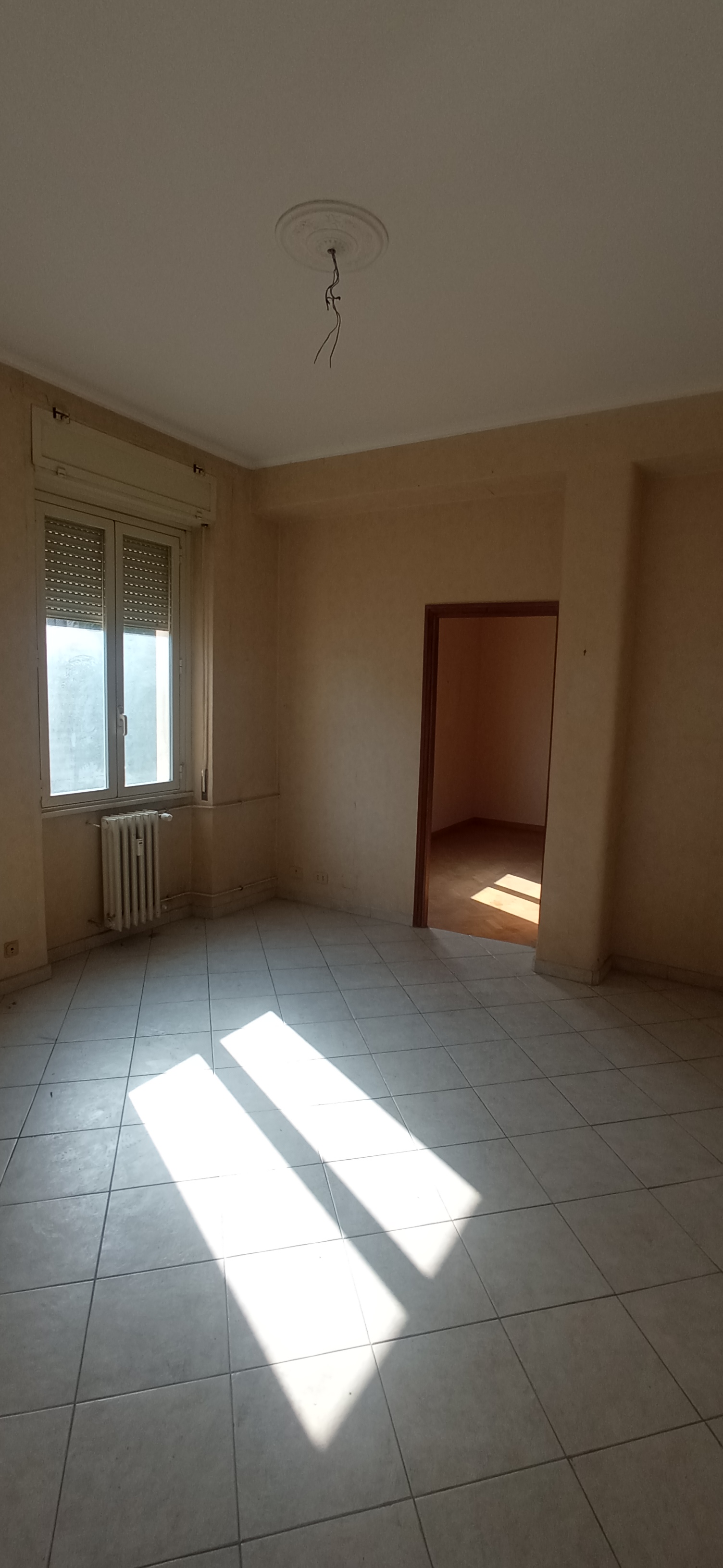 u.i. composta da 5,5 vani catastali, di altezza pari a 3,15mt, articolata in ingresso, soggiorno, cucina, due camere e un bagno, stato manutentivo normale, orientamento prevalente sudest - sudovest. Identificativi catastali [N.C.E.U.] Foglio 194 particella 154 sub 506, categoria catastale A3 cl. 2. Sup. mq (arr) consistenza ragguagliata113 mq. Stato libero; proprietà 100%
