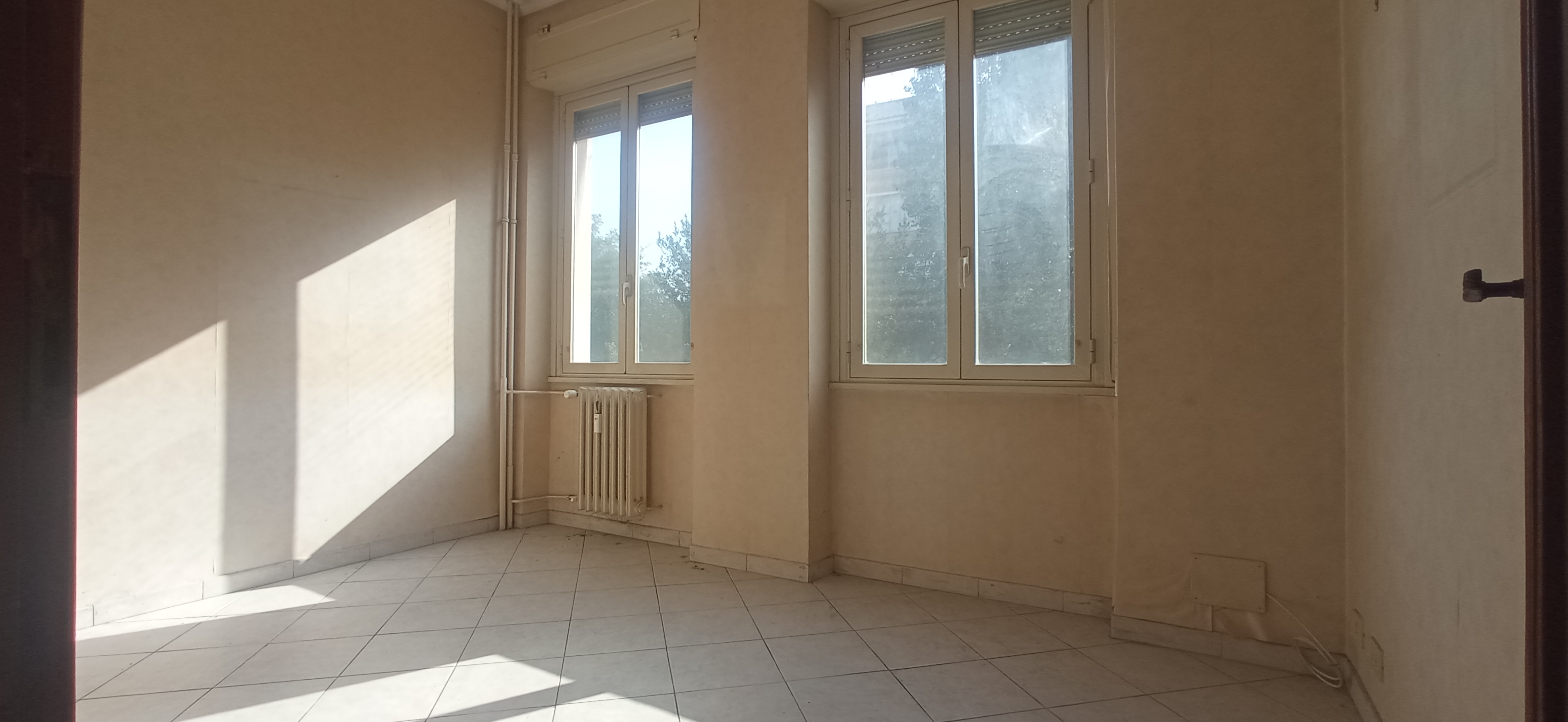 u.i. composta da 5,5 vani catastali, di altezza pari a 3,15mt, articolata in ingresso, soggiorno, cucina, due camere e un bagno, stato manutentivo normale, orientamento prevalente sudest - sudovest. Identificativi catastali [N.C.E.U.] Foglio 194 particella 154 sub 506, categoria catastale A3 cl. 2. Sup. mq (arr) consistenza ragguagliata113 mq. Stato libero; proprietà 100%