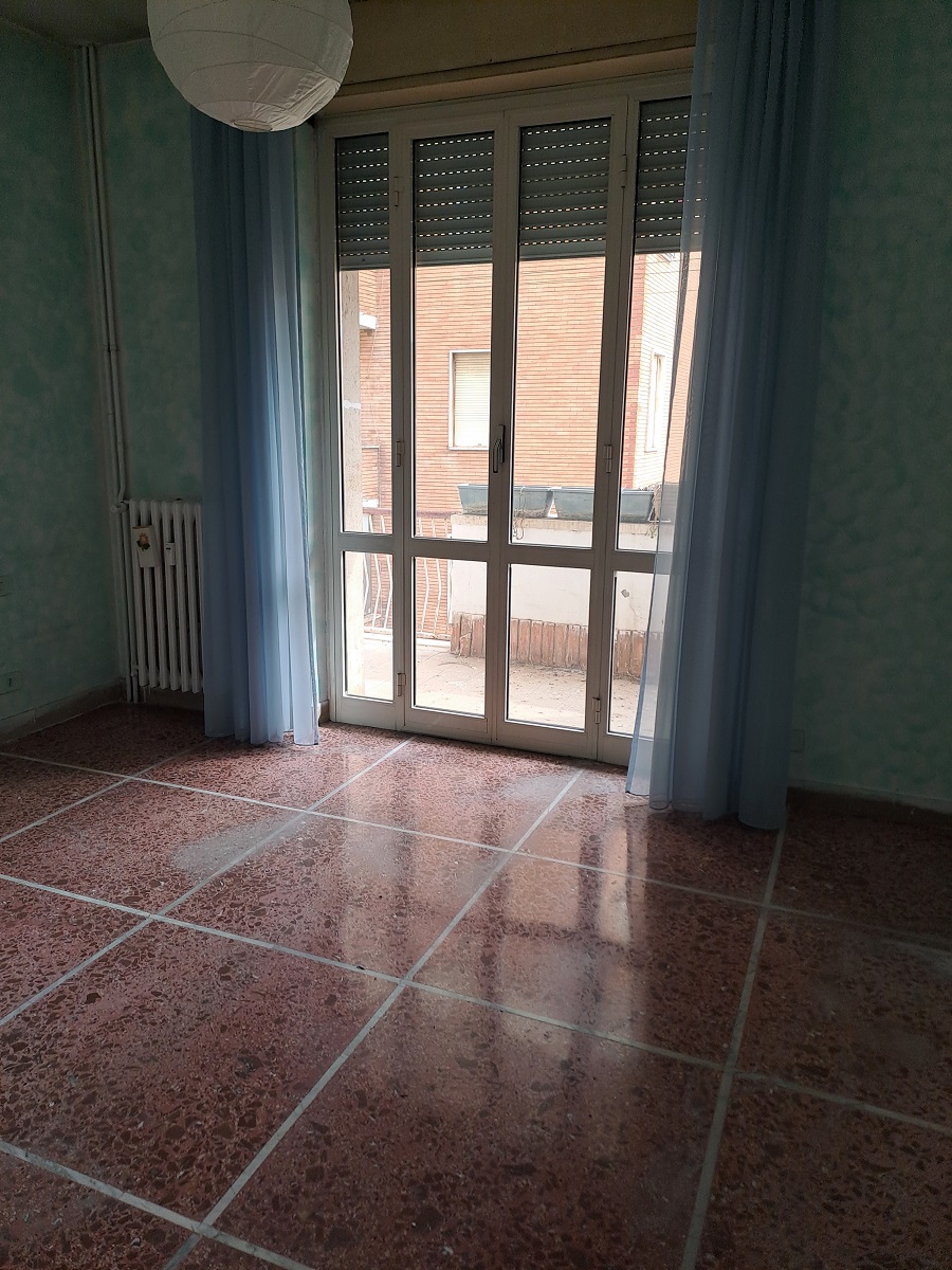 u.i. composta da 6 vani catastali, di altezza pari a 2,95mt, articolata in ingresso, soggiorno, cucina, tre camere, un bagno, ripostiglio e balcone, stato manutentivo normale, orientamento prevalente sudest - sudovest. Identificativi catastali [N.C.E.U.] Foglio 194 particella 157 sub 505, categoria catastale A3 cl. 3. Sup. mq (arr) consistenza ragguagliata122 mq. Stato libero; proprietà 100%