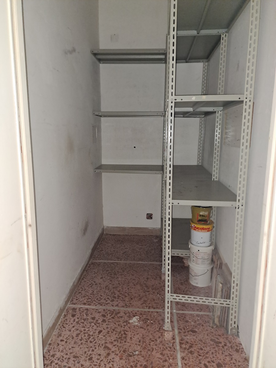 u.i. composta da 6 vani catastali, di altezza pari a 2,95mt, articolata in ingresso, soggiorno, cucina, tre camere, un bagno, ripostiglio e balcone, stato manutentivo normale, orientamento prevalente sudest - sudovest. Identificativi catastali [N.C.E.U.] Foglio 194 particella 157 sub 505, categoria catastale A3 cl. 3. Sup. mq (arr) consistenza ragguagliata122 mq. Stato libero; proprietà 100%