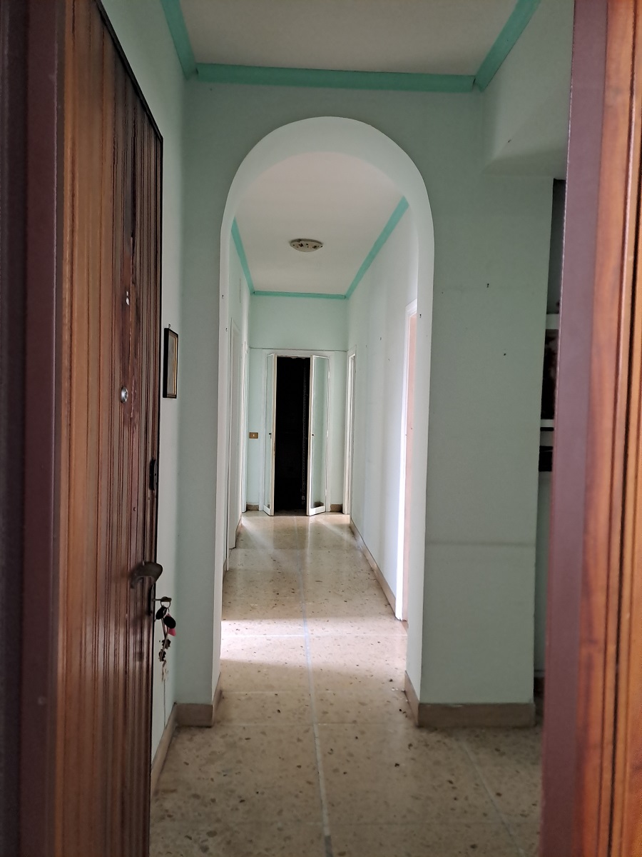 u.i. composta da 6 vani catastali, di altezza pari a 2,95mt, articolata in ingresso, soggiorno, cucina, tre camere, un bagno, ripostiglio e balcone, stato manutentivo normale, orientamento prevalente sudest - sudovest. Identificativi catastali [N.C.E.U.] Foglio 194 particella 157 sub 505, categoria catastale A3 cl. 3. Sup. mq (arr) consistenza ragguagliata122 mq. Stato libero; proprietà 100%