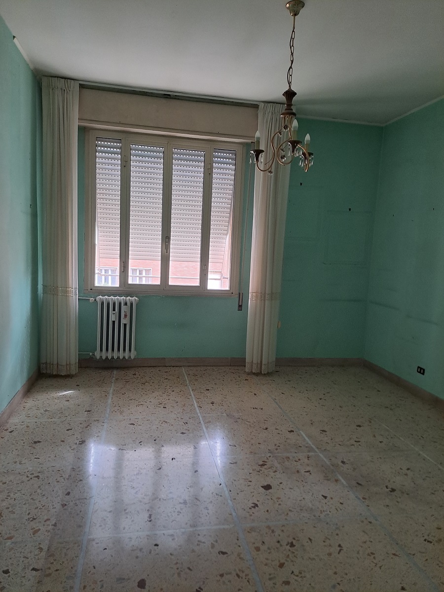 u.i. composta da 6 vani catastali, di altezza pari a 2,95mt, articolata in ingresso, soggiorno, cucina, tre camere, un bagno, ripostiglio e balcone, stato manutentivo normale, orientamento prevalente sudest - sudovest. Identificativi catastali [N.C.E.U.] Foglio 194 particella 157 sub 505, categoria catastale A3 cl. 3. Sup. mq (arr) consistenza ragguagliata122 mq. Stato libero; proprietà 100%