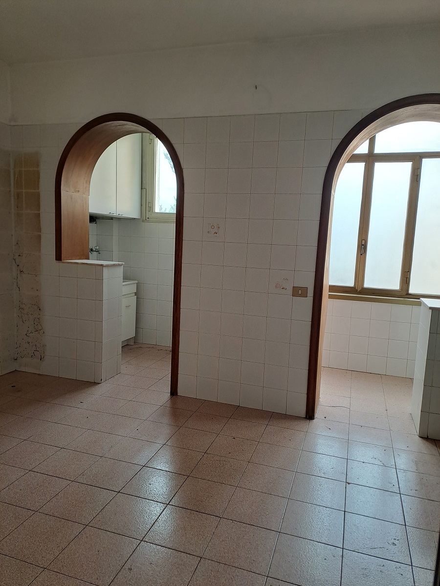 u.i. composta da 6 vani catastali, di altezza pari a 2,95mt, articolata in ingresso, soggiorno, cucina, tre camere, un bagno, ripostiglio e balcone, stato manutentivo normale, orientamento prevalente sudest - sudovest. Identificativi catastali [N.C.E.U.] Foglio 194 particella 157 sub 505, categoria catastale A3 cl. 3. Sup. mq (arr) consistenza ragguagliata122 mq. Stato libero; proprietà 100%