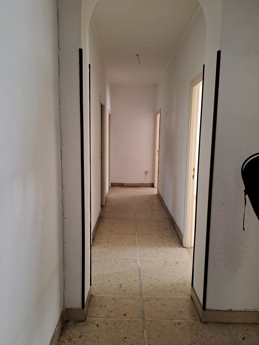 u.i. composta da 6 vani catastali, di altezza pari a 2,95mt, articolata in ingresso, soggiorno, cucina, tre camere, un bagno, ripostiglio, veranda e balcone, stato manutentivo normale, orientamento prevalente sudest - sudovest. Identificativi catastali [N.C.E.U.] Foglio 194 particella 157 sub 507, categoria catastale A3 cl. 3. Sup. mq (arr) consistenza ragguagliata125 mq. Stato libero; proprietà 100%