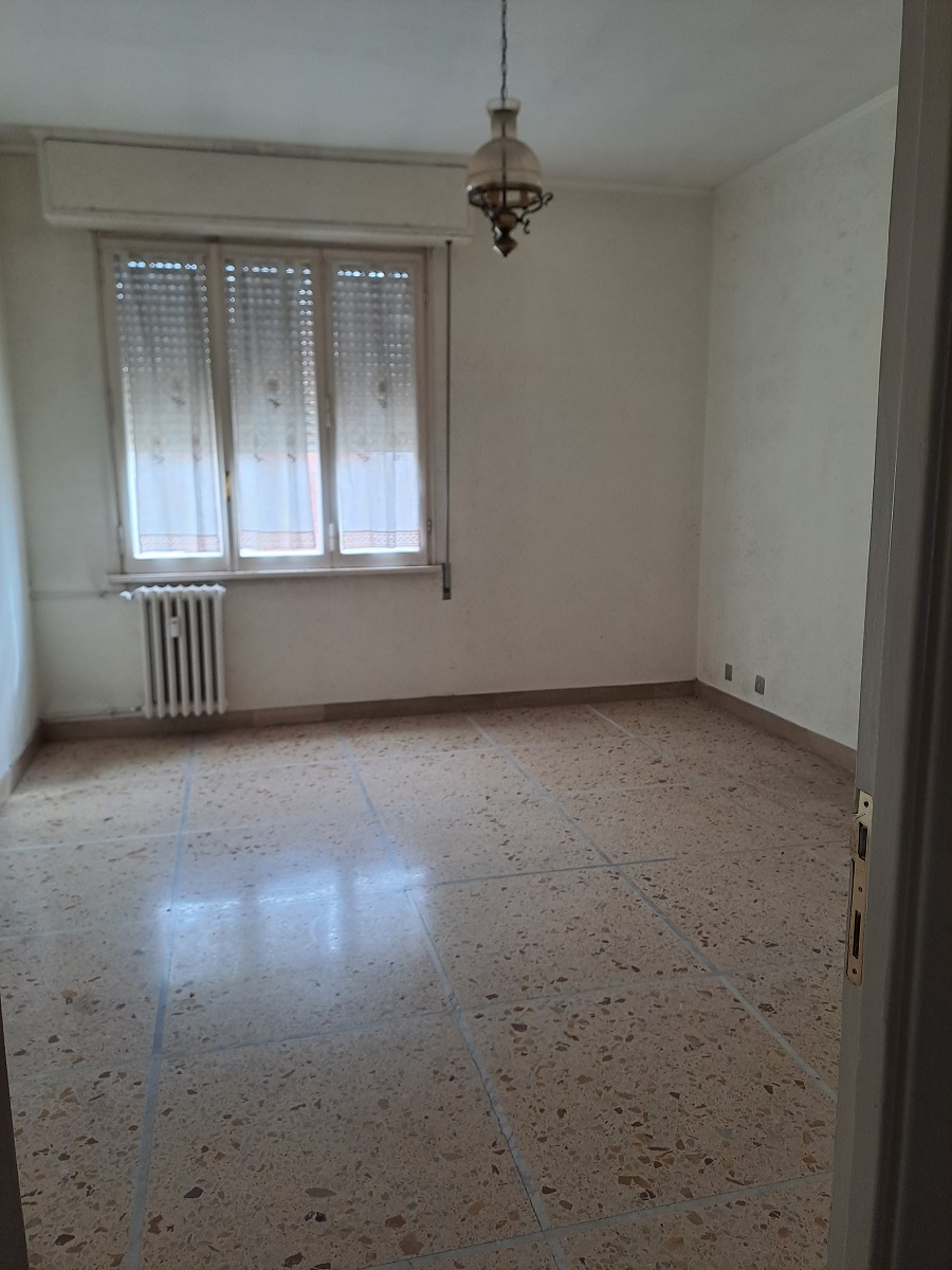 u.i. composta da 6 vani catastali, di altezza pari a 2,95mt, articolata in ingresso, soggiorno, cucina, tre camere, un bagno, ripostiglio, veranda e balcone, stato manutentivo normale, orientamento prevalente sudest - sudovest. Identificativi catastali [N.C.E.U.] Foglio 194 particella 157 sub 507, categoria catastale A3 cl. 3. Sup. mq (arr) consistenza ragguagliata125 mq. Stato libero; proprietà 100%