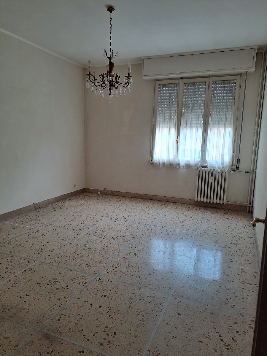 u.i. composta da 6 vani catastali, di altezza pari a 2,95mt, articolata in ingresso, soggiorno, cucina, tre camere, un bagno, ripostiglio, veranda e balcone, stato manutentivo normale, orientamento prevalente sudest - sudovest. Identificativi catastali [N.C.E.U.] Foglio 194 particella 157 sub 507, categoria catastale A3 cl. 3. Sup. mq (arr) consistenza ragguagliata125 mq. Stato libero; proprietà 100%