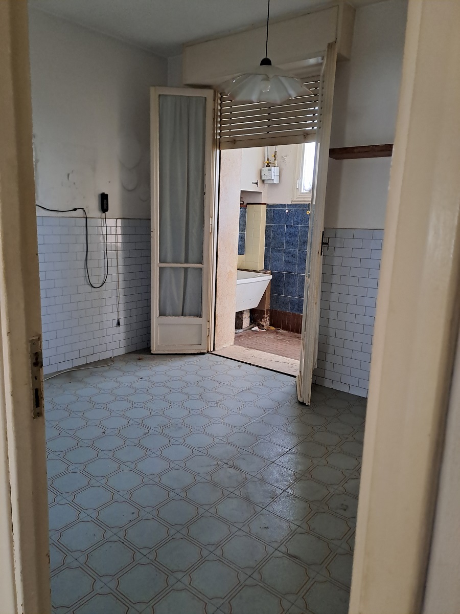 u.i. composta da 6 vani catastali, di altezza pari a 2,95mt, articolata in ingresso, soggiorno, cucina, tre camere, un bagno, ripostiglio, veranda e balcone, stato manutentivo normale, orientamento prevalente sudest - sudovest. Identificativi catastali [N.C.E.U.] Foglio 194 particella 157 sub 507, categoria catastale A3 cl. 3. Sup. mq (arr) consistenza ragguagliata125 mq. Stato libero; proprietà 100%