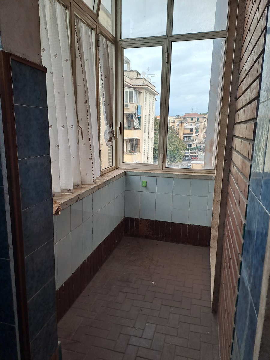 u.i. composta da 6 vani catastali, di altezza pari a 2,95mt, articolata in ingresso, soggiorno, cucina, tre camere, un bagno, ripostiglio, veranda e balcone, stato manutentivo normale, orientamento prevalente sudest - sudovest. Identificativi catastali [N.C.E.U.] Foglio 194 particella 157 sub 507, categoria catastale A3 cl. 3. Sup. mq (arr) consistenza ragguagliata125 mq. Stato libero; proprietà 100%