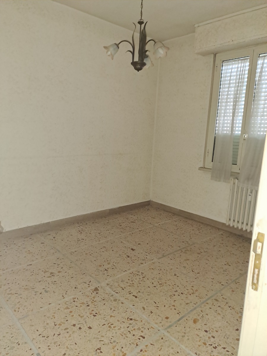 u.i. composta da 6 vani catastali, di altezza pari a 2,95mt, articolata in ingresso, soggiorno, cucina, tre camere, un bagno, ripostiglio, veranda e balcone, stato manutentivo normale, orientamento prevalente sudest - sudovest. Identificativi catastali [N.C.E.U.] Foglio 194 particella 157 sub 507, categoria catastale A3 cl. 3. Sup. mq (arr) consistenza ragguagliata125 mq. Stato libero; proprietà 100%