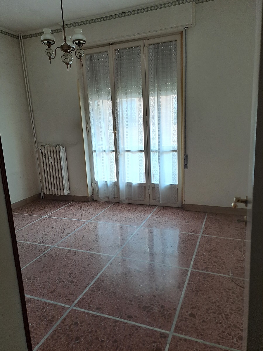 u.i. composta da 6 vani catastali, di altezza pari a 2,95mt, articolata in ingresso, soggiorno, cucina, tre camere, un bagno, ripostiglio, veranda e balcone, stato manutentivo normale, orientamento prevalente sudest - sudovest. Identificativi catastali [N.C.E.U.] Foglio 194 particella 157 sub 507, categoria catastale A3 cl. 3. Sup. mq (arr) consistenza ragguagliata125 mq. Stato libero; proprietà 100%