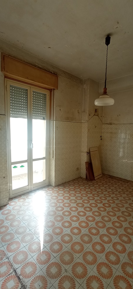 u.i. composta da 5,5 vani catastali, di altezza pari a 3,15mt, articolata in ingresso, soggiorno, cucina, tre camere, un bagno, veranda e balcone, stato manutentivo normale, orientamento prevalente nordest - nordovest. Identificativi catastali [N.C.E.U.] Foglio 194 particella 156 sub 506, categoria catastale A3 cl. 2. Sup. mq (arr) consistenza ragguagliata105 mq. Stato libero; proprietà 100%