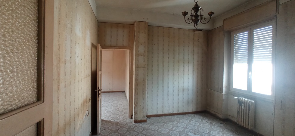 u.i. composta da 5,5 vani catastali, di altezza pari a 3,15mt, articolata in ingresso, soggiorno, cucina, tre camere, un bagno, veranda e balcone, stato manutentivo normale, orientamento prevalente nordest - nordovest. Identificativi catastali [N.C.E.U.] Foglio 194 particella 156 sub 506, categoria catastale A3 cl. 2. Sup. mq (arr) consistenza ragguagliata105 mq. Stato libero; proprietà 100%