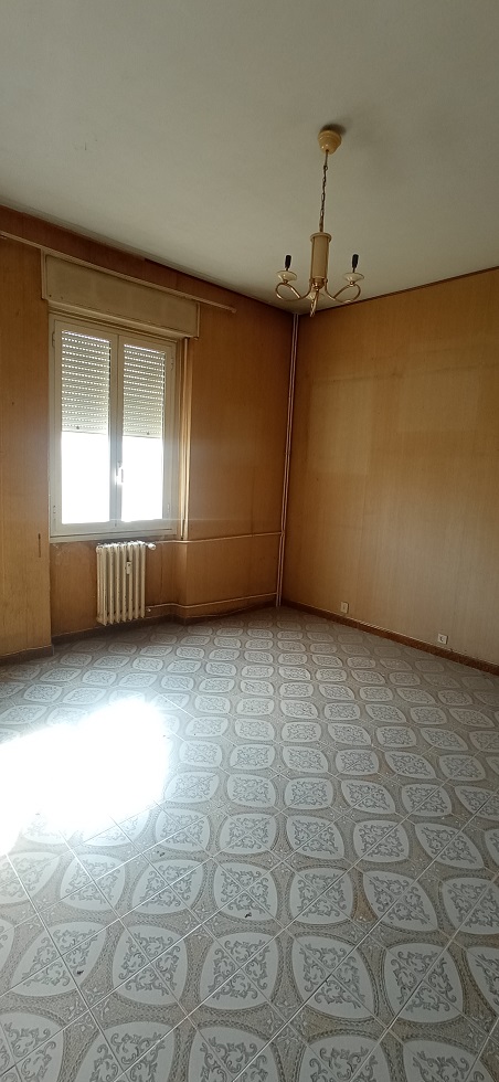 u.i. composta da 5,5 vani catastali, di altezza pari a 3,15mt, articolata in ingresso, soggiorno, cucina, tre camere, un bagno, veranda e balcone, stato manutentivo normale, orientamento prevalente nordest - nordovest. Identificativi catastali [N.C.E.U.] Foglio 194 particella 156 sub 506, categoria catastale A3 cl. 2. Sup. mq (arr) consistenza ragguagliata105 mq. Stato libero; proprietà 100%