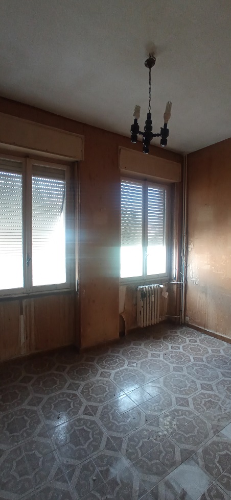 u.i. composta da 5,5 vani catastali, di altezza pari a 3,15mt, articolata in ingresso, soggiorno, cucina, tre camere, un bagno, veranda e balcone, stato manutentivo normale, orientamento prevalente nordest - nordovest. Identificativi catastali [N.C.E.U.] Foglio 194 particella 156 sub 506, categoria catastale A3 cl. 2. Sup. mq (arr) consistenza ragguagliata105 mq. Stato libero; proprietà 100%