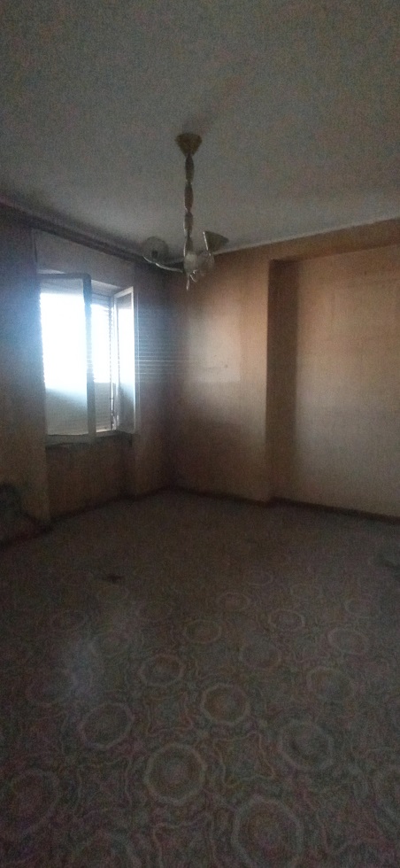 u.i. composta da 5,5 vani catastali, di altezza pari a 3,15mt, articolata in ingresso, soggiorno, cucina, tre camere, un bagno, veranda e balcone, stato manutentivo normale, orientamento prevalente nordest - nordovest. Identificativi catastali [N.C.E.U.] Foglio 194 particella 156 sub 506, categoria catastale A3 cl. 2. Sup. mq (arr) consistenza ragguagliata105 mq. Stato libero; proprietà 100%
