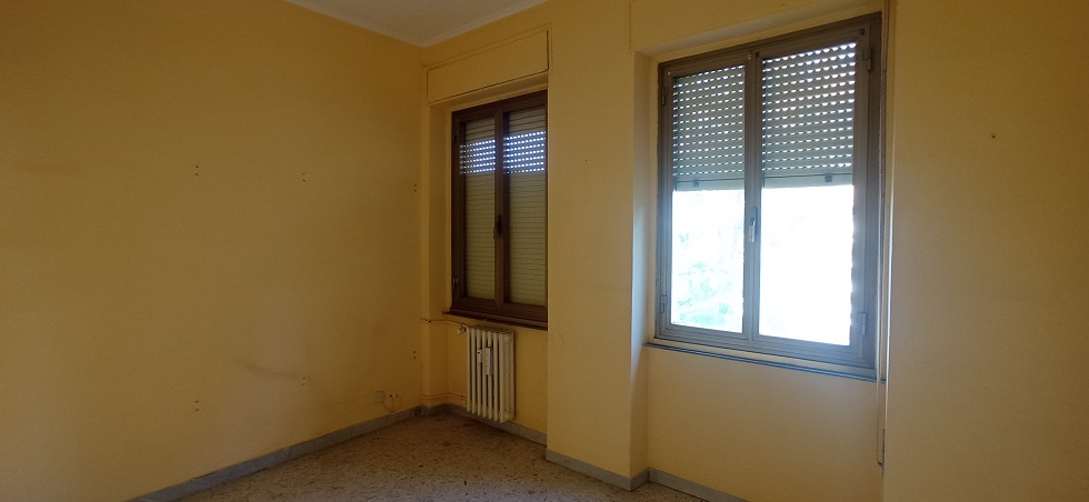 u.i. composta da 5,5 vani catastali, di altezza pari a 3,15mt, articolata in ingresso, soggiorno, pranzo, cucina, due camere, un bagno, veranda, stato manutentivo normale, orientamento prevalente nordest - nordovest. Identificativi catastali [N.C.E.U.] Foglio 194 particella 156 sub 18, categoria catastale A3 cl. 2. Sup. mq (arr) consistenza ragguagliata104 mq. Stato libero; proprietà 100%