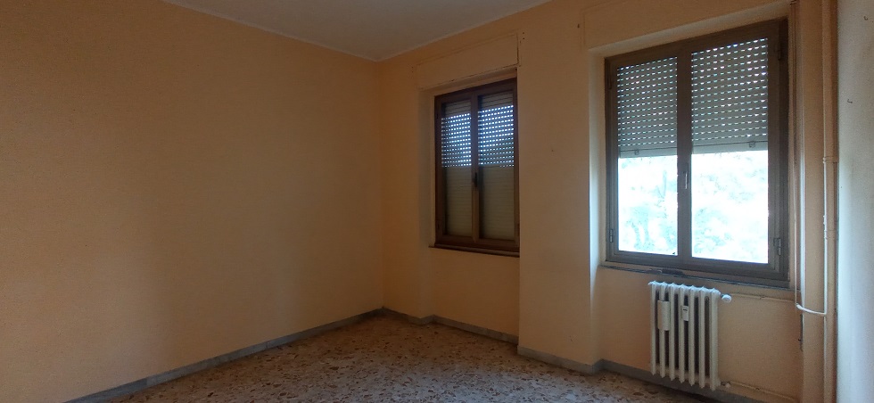 u.i. composta da 5,5 vani catastali, di altezza pari a 3,15mt, articolata in ingresso, soggiorno, pranzo, cucina, due camere, un bagno, veranda, stato manutentivo normale, orientamento prevalente nordest - nordovest. Identificativi catastali [N.C.E.U.] Foglio 194 particella 156 sub 18, categoria catastale A3 cl. 2. Sup. mq (arr) consistenza ragguagliata104 mq. Stato libero; proprietà 100%