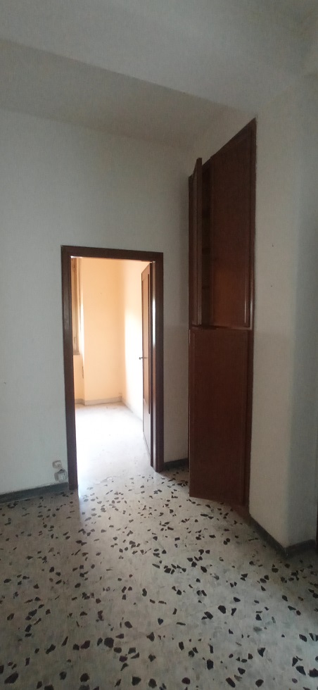 u.i. composta da 5,5 vani catastali, di altezza pari a 3,15mt, articolata in ingresso, soggiorno, pranzo, cucina, due camere, un bagno, veranda, stato manutentivo normale, orientamento prevalente nordest - nordovest. Identificativi catastali [N.C.E.U.] Foglio 194 particella 156 sub 18, categoria catastale A3 cl. 2. Sup. mq (arr) consistenza ragguagliata104 mq. Stato libero; proprietà 100%