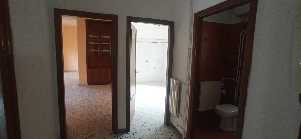 u.i. composta da 5,5 vani catastali, di altezza pari a 3,15mt, articolata in ingresso, soggiorno, pranzo, cucina, due camere, un bagno, veranda, stato manutentivo normale, orientamento prevalente nordest - nordovest. Identificativi catastali [N.C.E.U.] Foglio 194 particella 156 sub 18, categoria catastale A3 cl. 2. Sup. mq (arr) consistenza ragguagliata104 mq. Stato libero; proprietà 100%