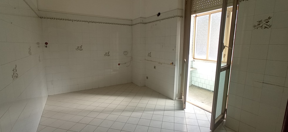 u.i. composta da 5,5 vani catastali, di altezza pari a 3,15mt, articolata in ingresso, soggiorno, pranzo, cucina, due camere, un bagno, veranda, stato manutentivo normale, orientamento prevalente nordest - nordovest. Identificativi catastali [N.C.E.U.] Foglio 194 particella 156 sub 18, categoria catastale A3 cl. 2. Sup. mq (arr) consistenza ragguagliata104 mq. Stato libero; proprietà 100%