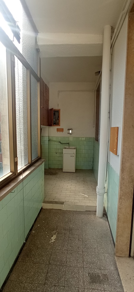 u.i. composta da 5,5 vani catastali, di altezza pari a 3,15mt, articolata in ingresso, soggiorno, pranzo, cucina, due camere, un bagno, veranda, stato manutentivo normale, orientamento prevalente nordest - nordovest. Identificativi catastali [N.C.E.U.] Foglio 194 particella 156 sub 18, categoria catastale A3 cl. 2. Sup. mq (arr) consistenza ragguagliata104 mq. Stato libero; proprietà 100%