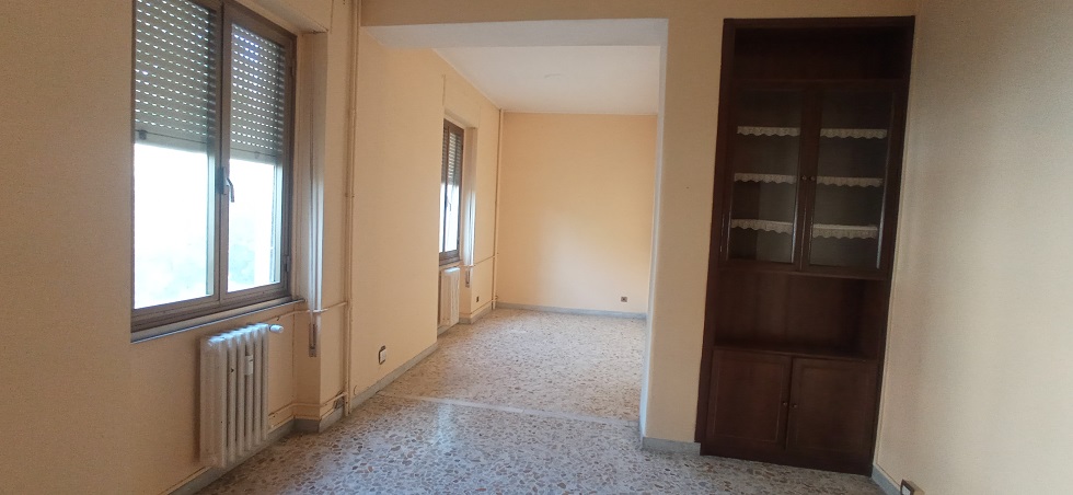 u.i. composta da 5,5 vani catastali, di altezza pari a 3,15mt, articolata in ingresso, soggiorno, pranzo, cucina, due camere, un bagno, veranda, stato manutentivo normale, orientamento prevalente nordest - nordovest. Identificativi catastali [N.C.E.U.] Foglio 194 particella 156 sub 18, categoria catastale A3 cl. 2. Sup. mq (arr) consistenza ragguagliata104 mq. Stato libero; proprietà 100%