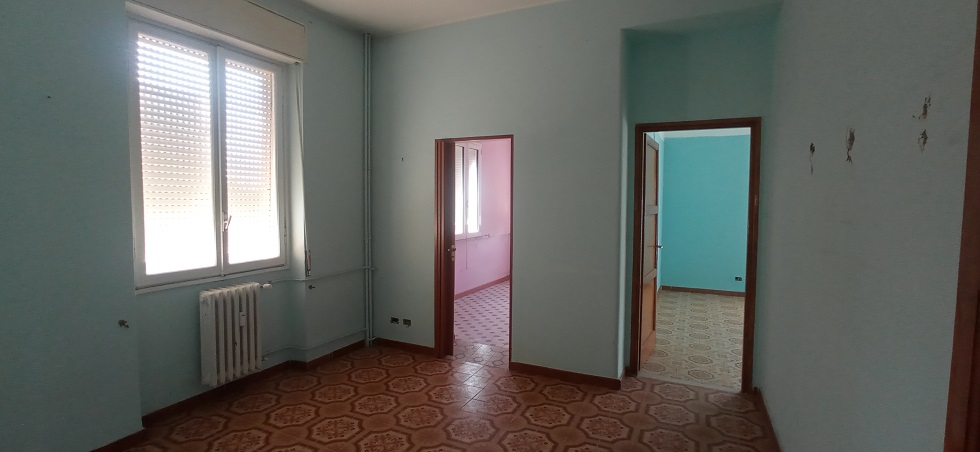 u.i. composta da 5,5 vani catastali, di altezza pari a 3,15mt, articolata in ingresso, soggiorno, cucina, due camere, un bagno, ripostiglio e balcone, stato manutentivo normale, orientamento prevalente sudest - sudovest. Identificativi catastali [N.C.E.U.] Foglio 194 particella 154 sub 515, categoria catastale A3 cl. 2. Sup. mq (arr) consistenza ragguagliata96 mq. Stato libero; proprietà 100%