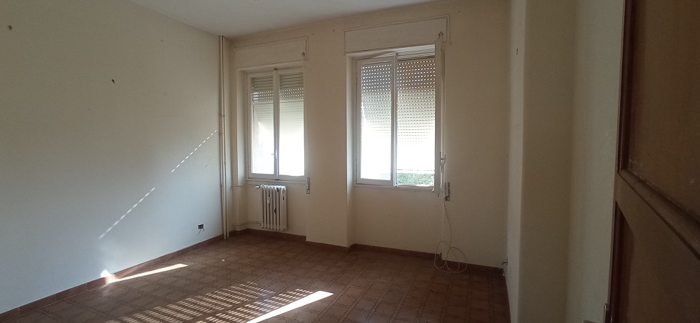 u.i. composta da 5,5 vani catastali, di altezza pari a 3,15mt, articolata in ingresso, soggiorno, cucina, due camere, un bagno, ripostiglio e balcone, stato manutentivo normale, orientamento prevalente sudest - sudovest. Identificativi catastali [N.C.E.U.] Foglio 194 particella 154 sub 515, categoria catastale A3 cl. 2. Sup. mq (arr) consistenza ragguagliata96 mq. Stato libero; proprietà 100%