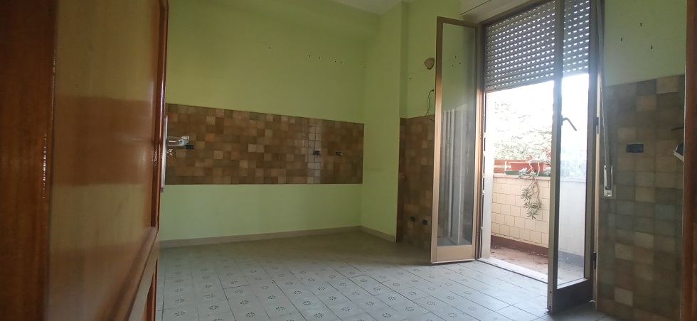 u.i. composta da 5,5 vani catastali, di altezza pari a 3,15mt, articolata in ingresso, soggiorno, cucina, due camere, un bagno, ripostiglio e balcone, stato manutentivo normale, orientamento prevalente sudest - sudovest. Identificativi catastali [N.C.E.U.] Foglio 194 particella 154 sub 515, categoria catastale A3 cl. 2. Sup. mq (arr) consistenza ragguagliata96 mq. Stato libero; proprietà 100%